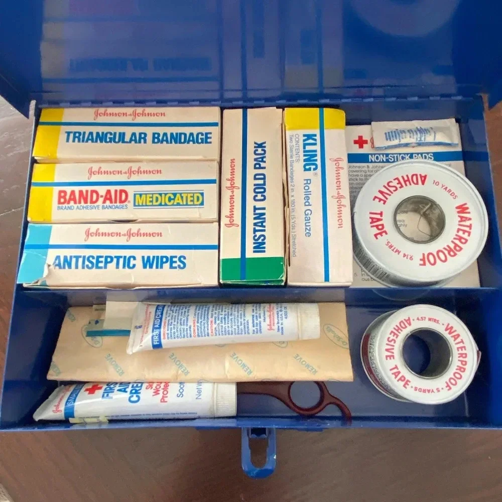 🖤 Vintage 1980s Johnson & Johnson Wall Mount Metal First Aid Kit #8161